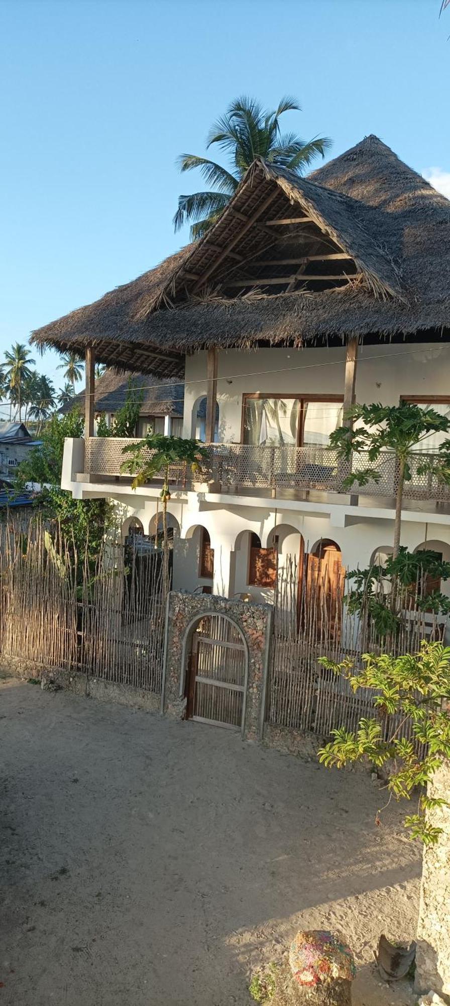 Amka House *