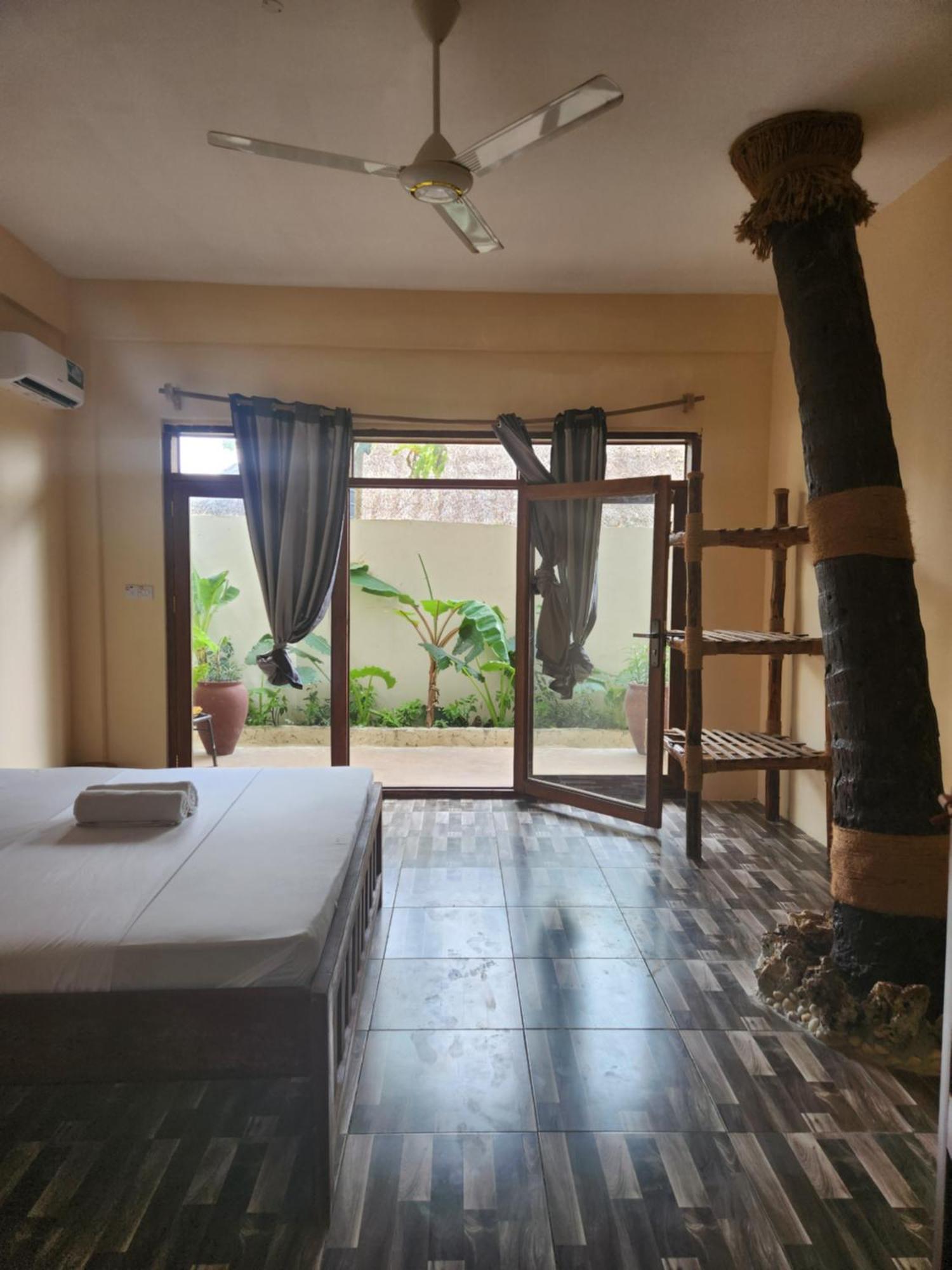 Hotel Two Palms *