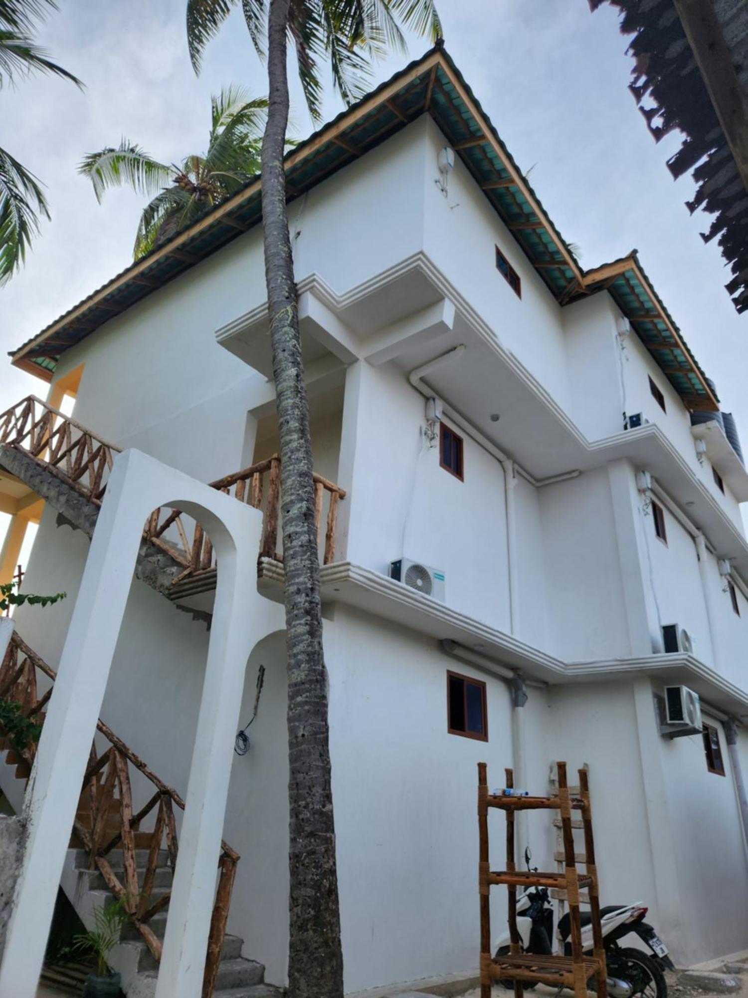 Two Palms Hotel *
