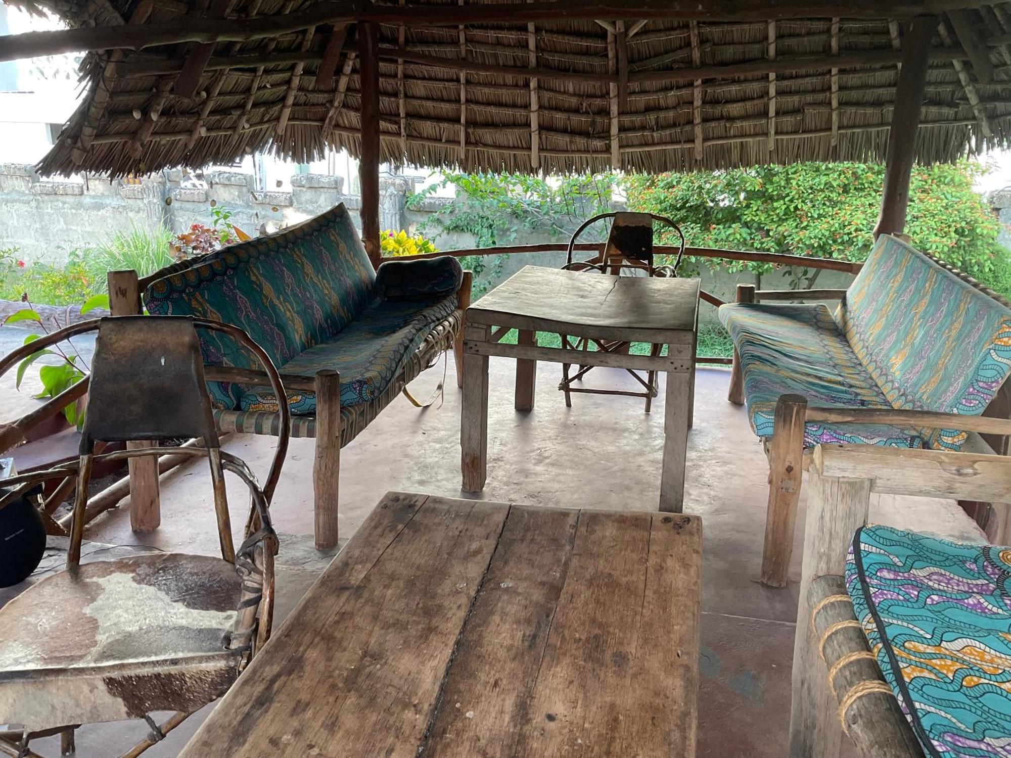 Zanzi Rest Hotel