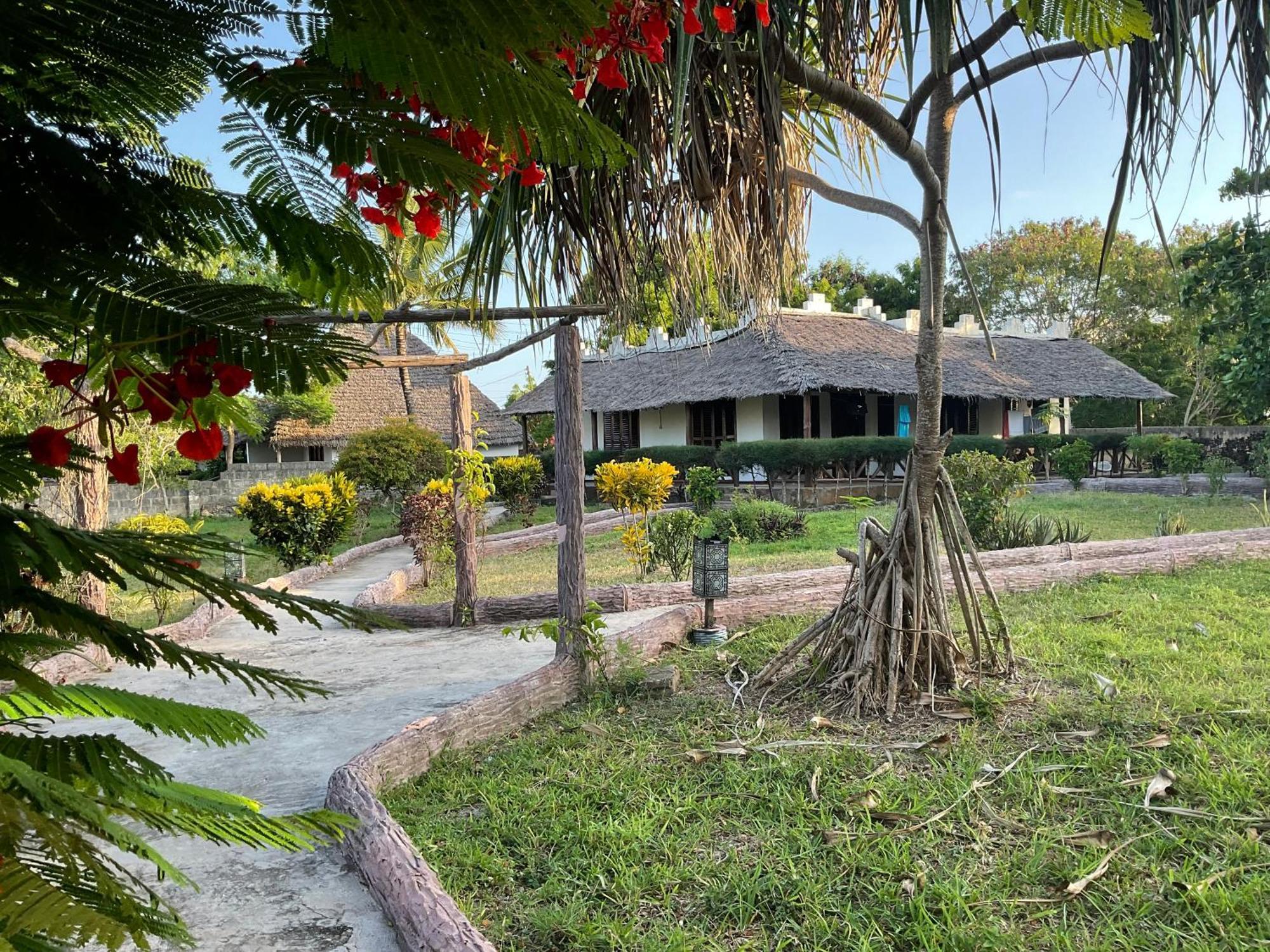 Zanzi Rest Hotel *
