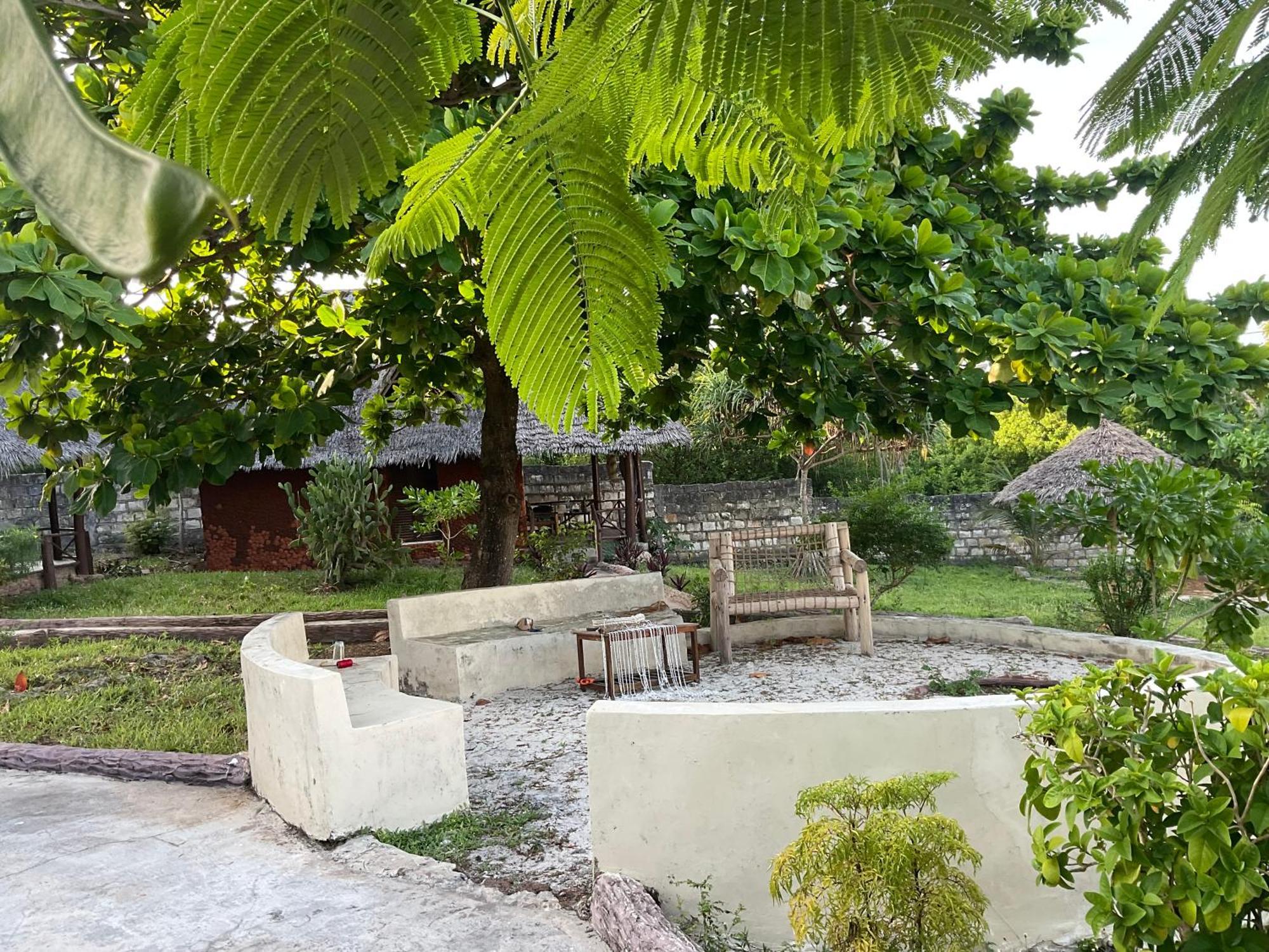 Zanzi Rest Hotel