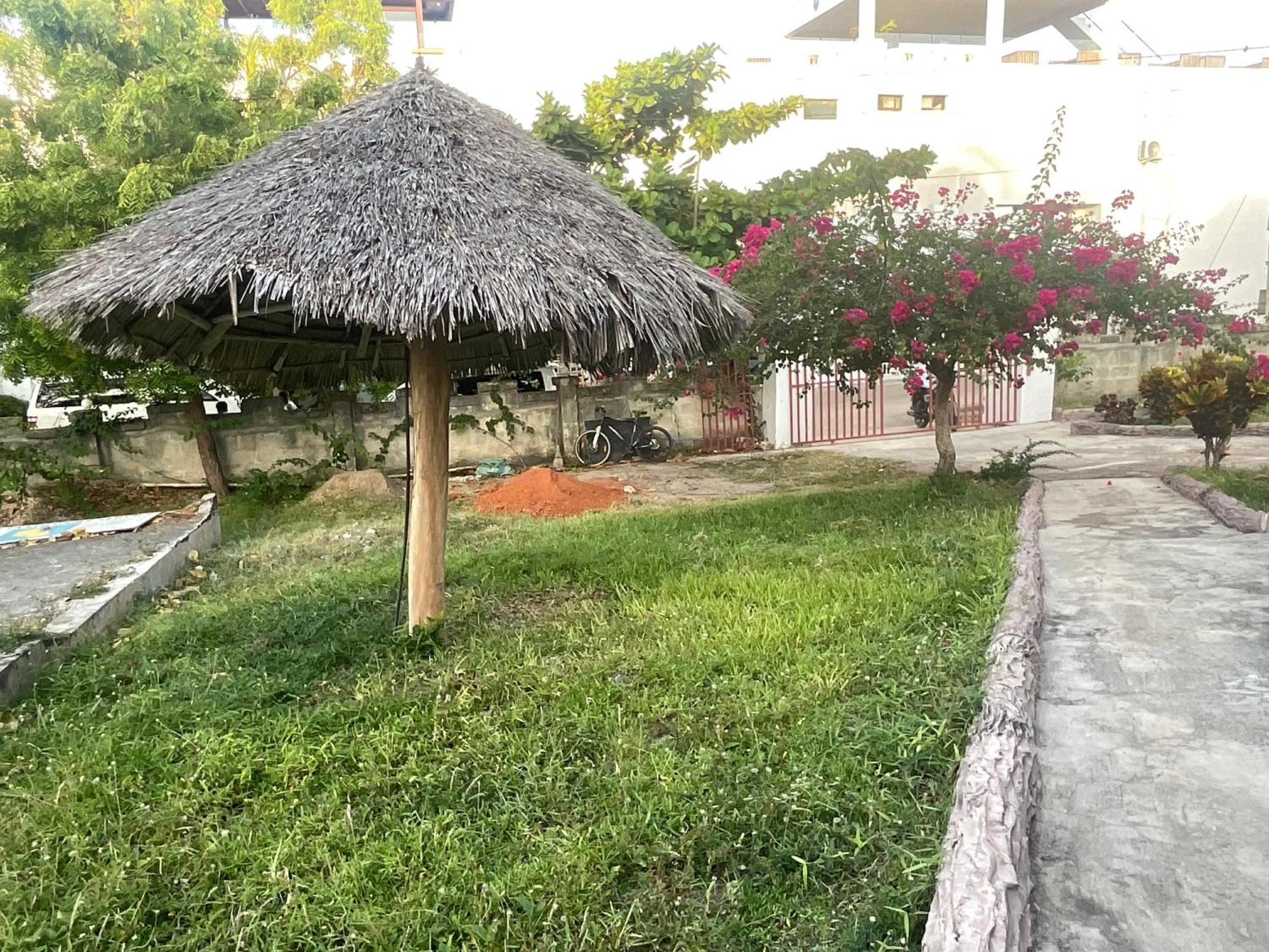 Zanzi Rest Hotel *