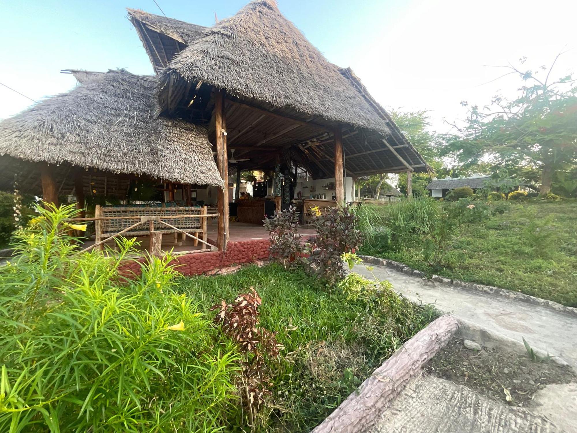 Zanzi Rest Hotel