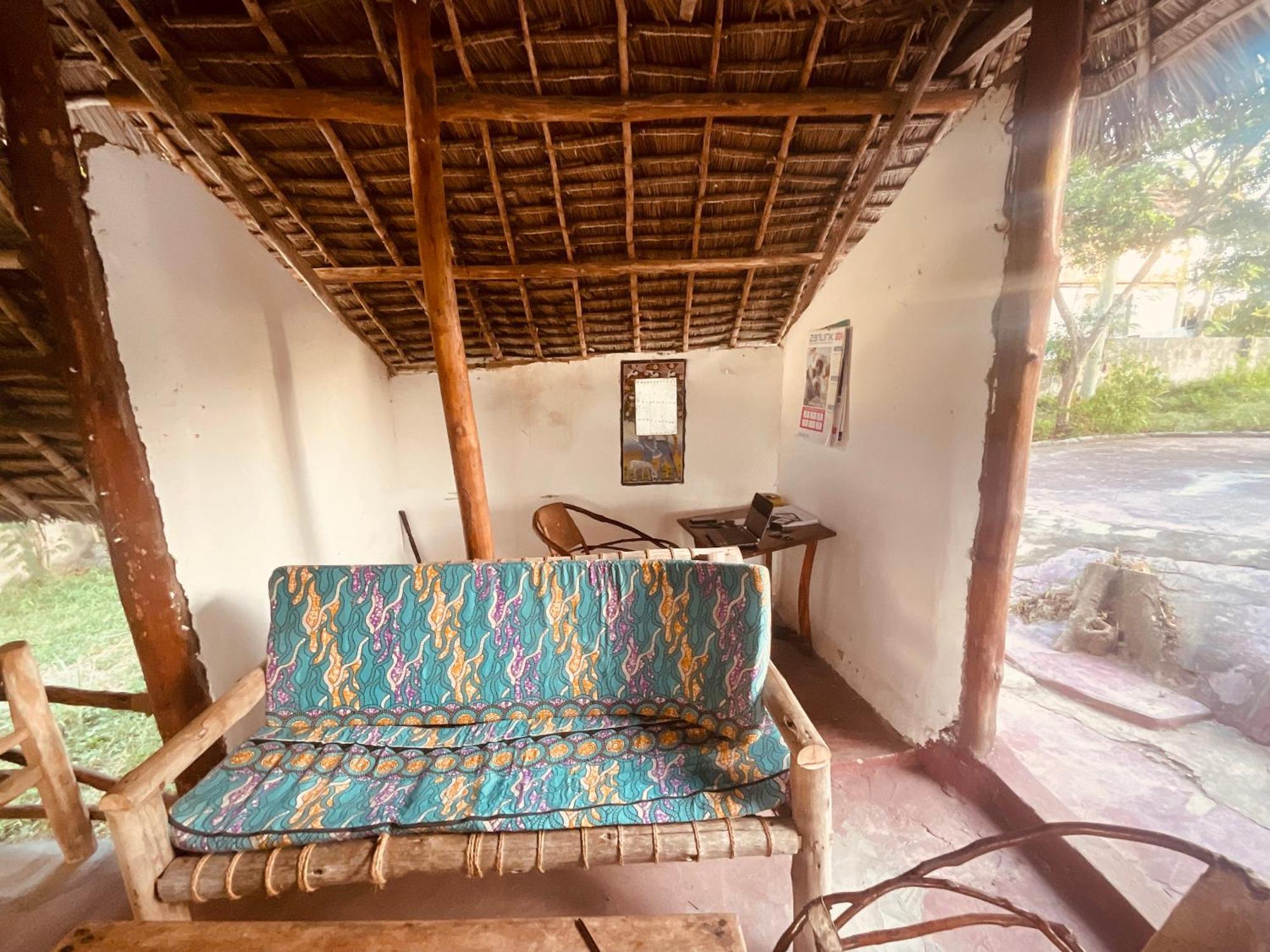 Zanzi Rest Hotel