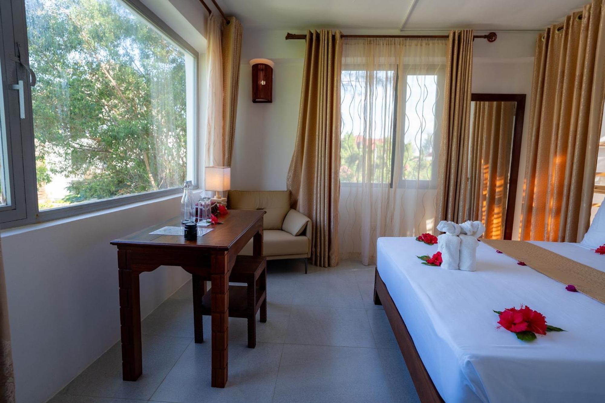 Manolo Resort *