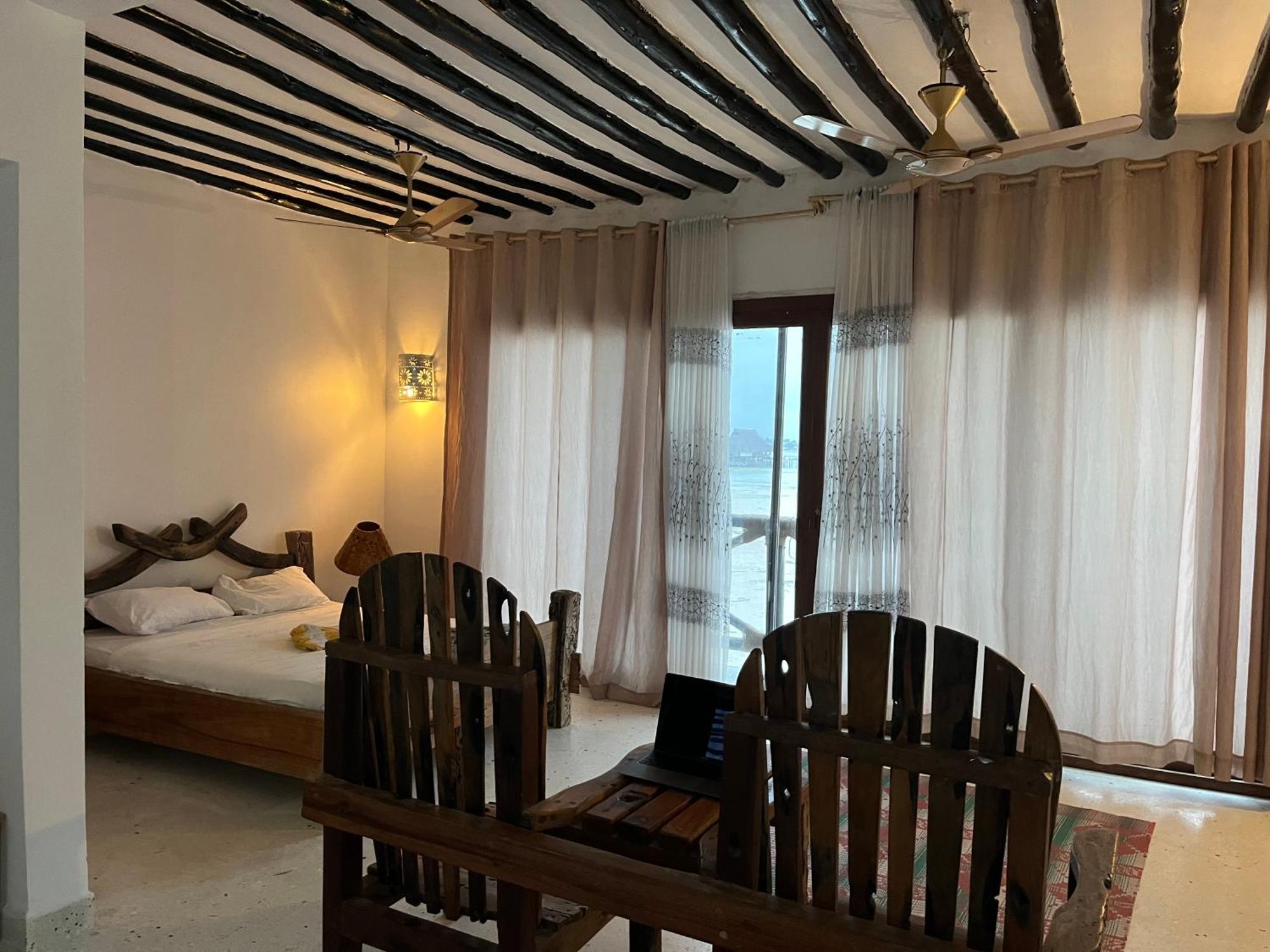 The Cliff Hotel Pongwe