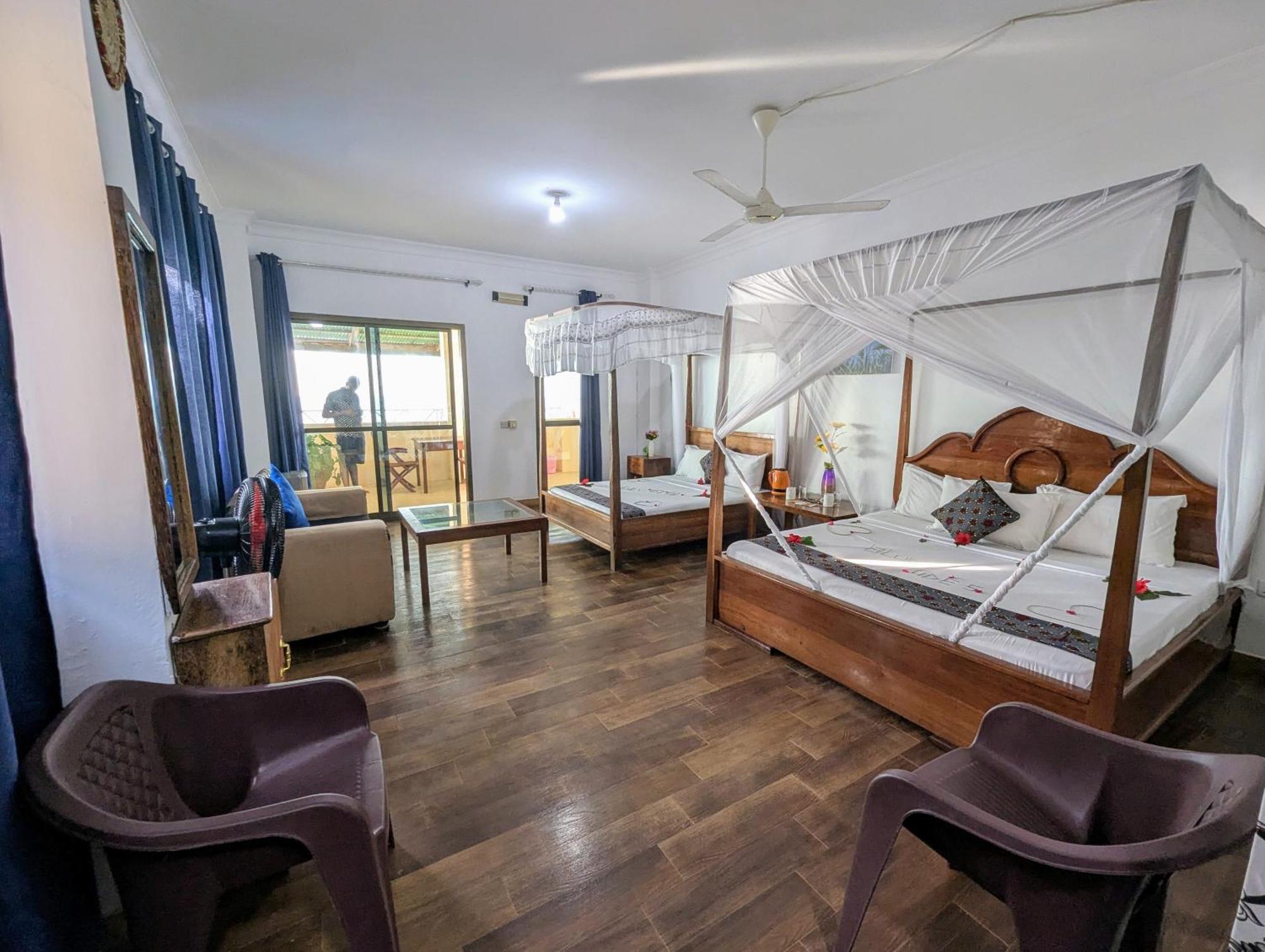 Blue Tides Hotel *