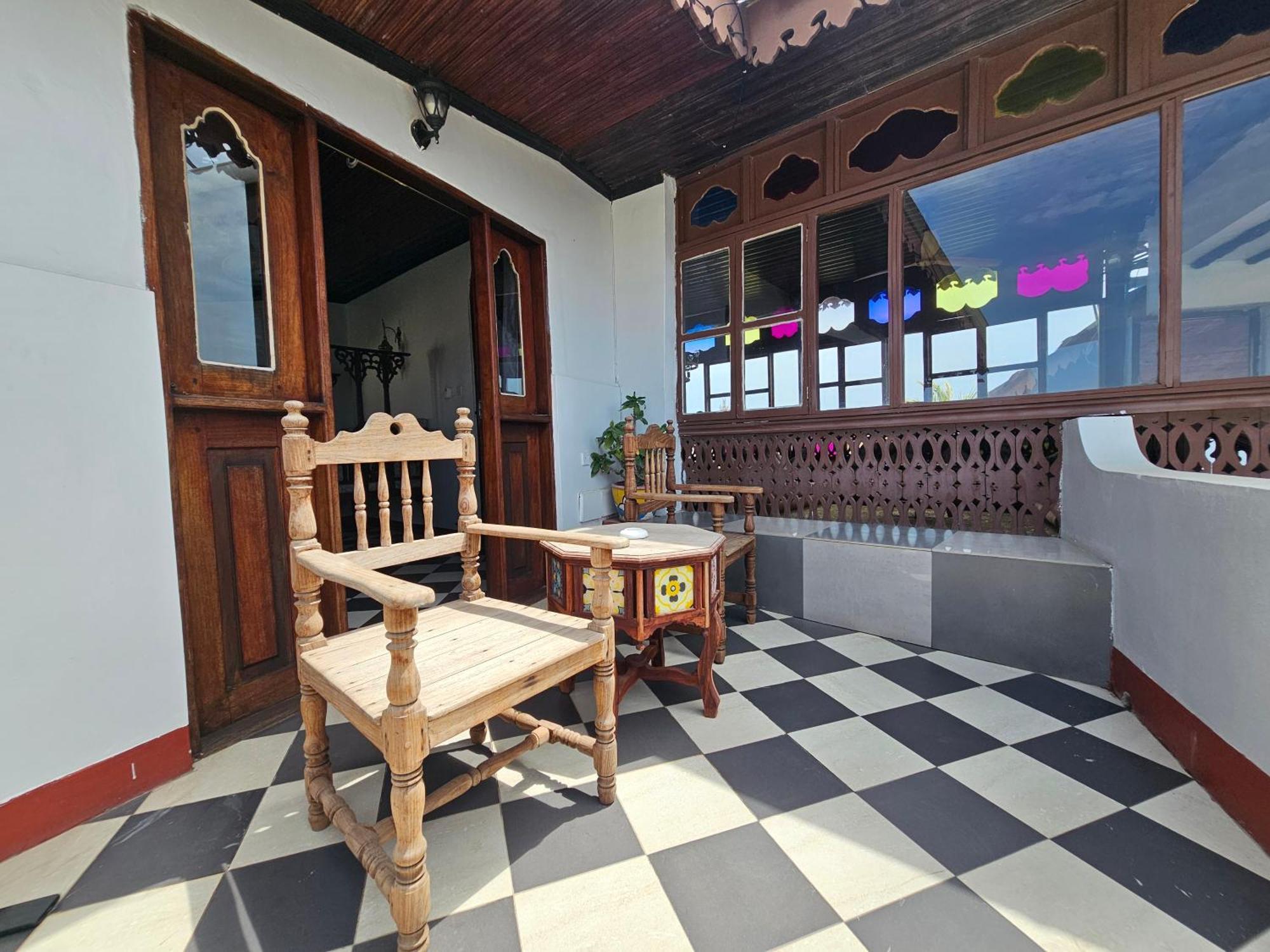 Dhow Palace Hotel 4*