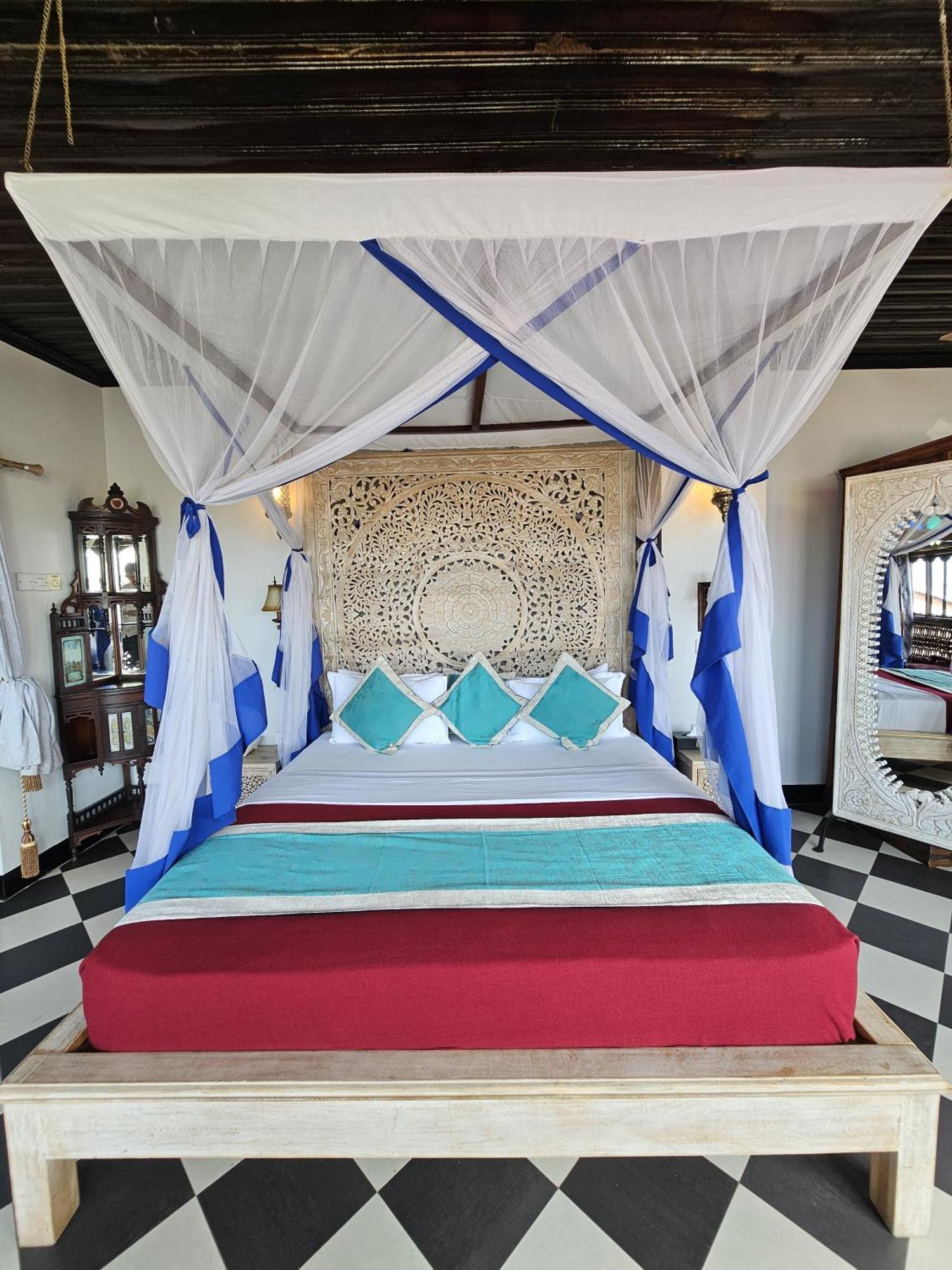Dhow Palace 4*