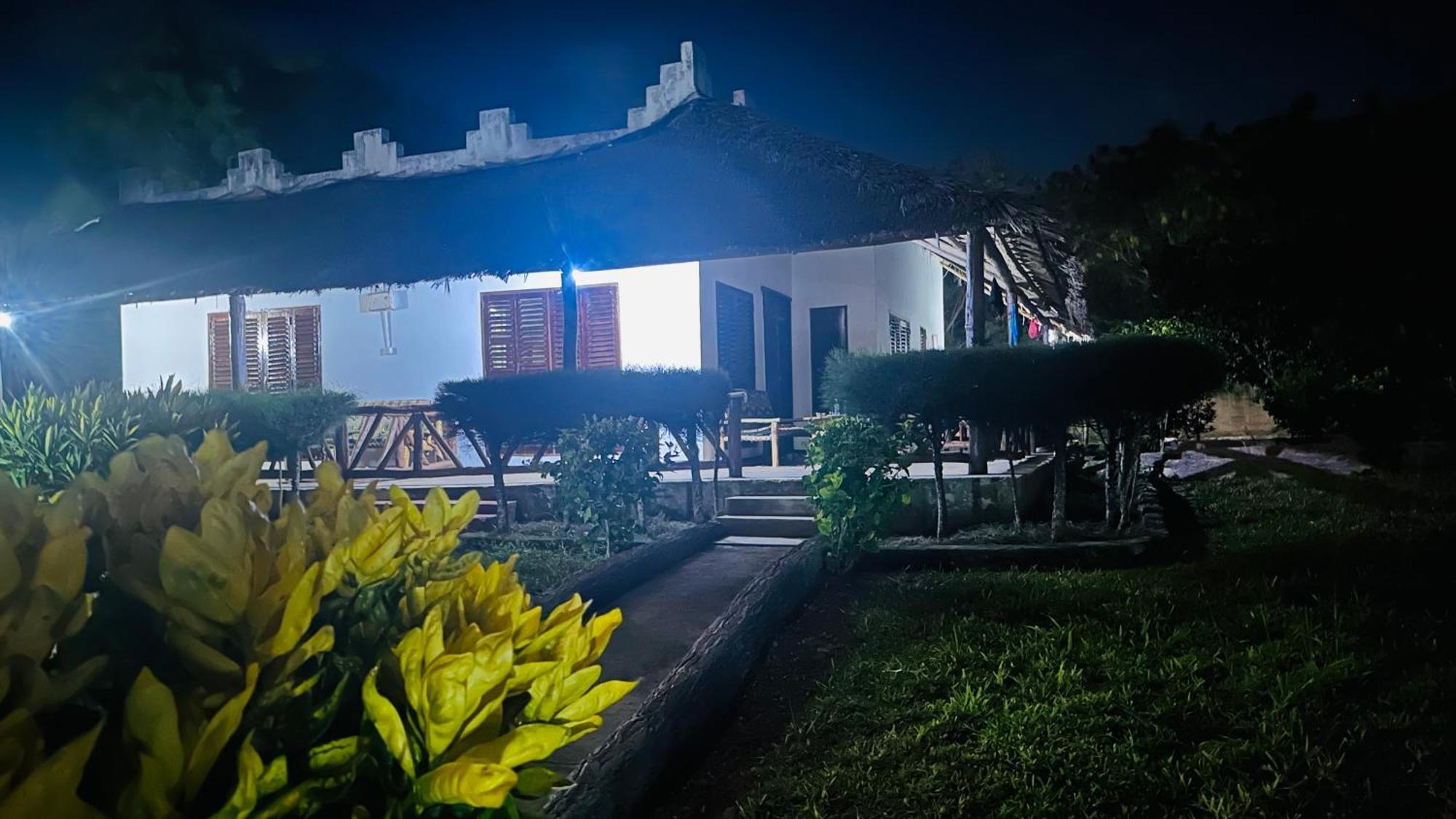 Zanzi Rest Hotel *