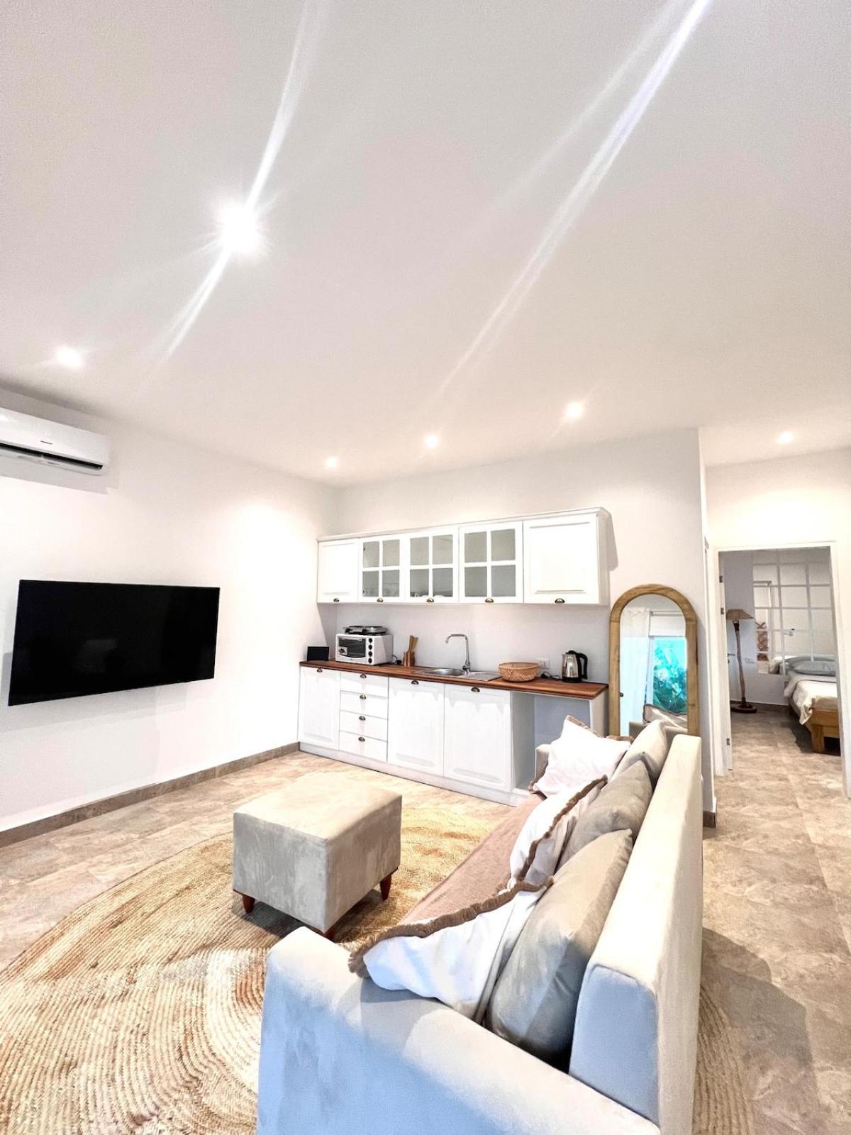Seaside Reflexion - Entire With Private Pool Gulioni