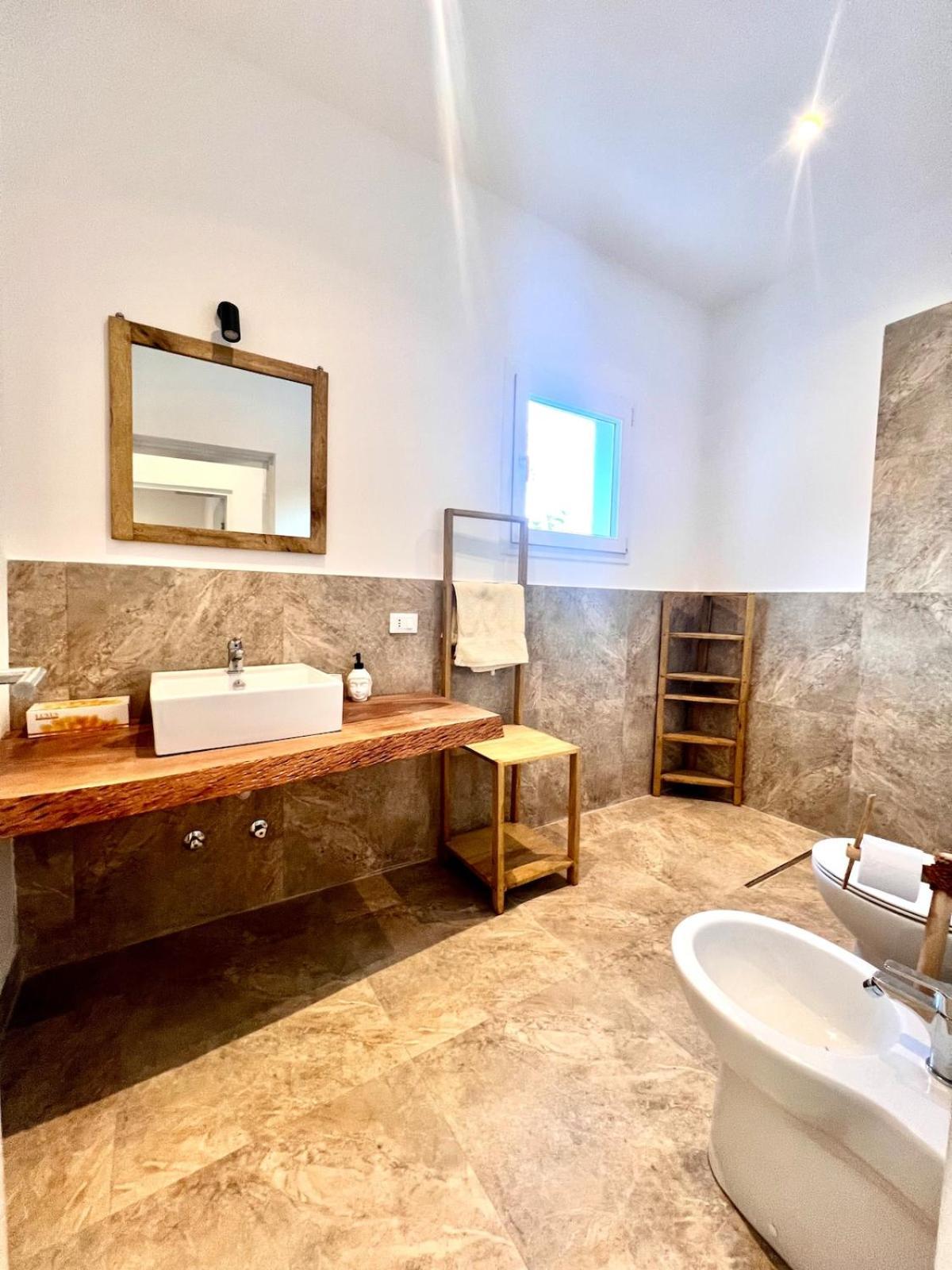Villa Seaside Reflexion - Entire With Private Pool Gulioni