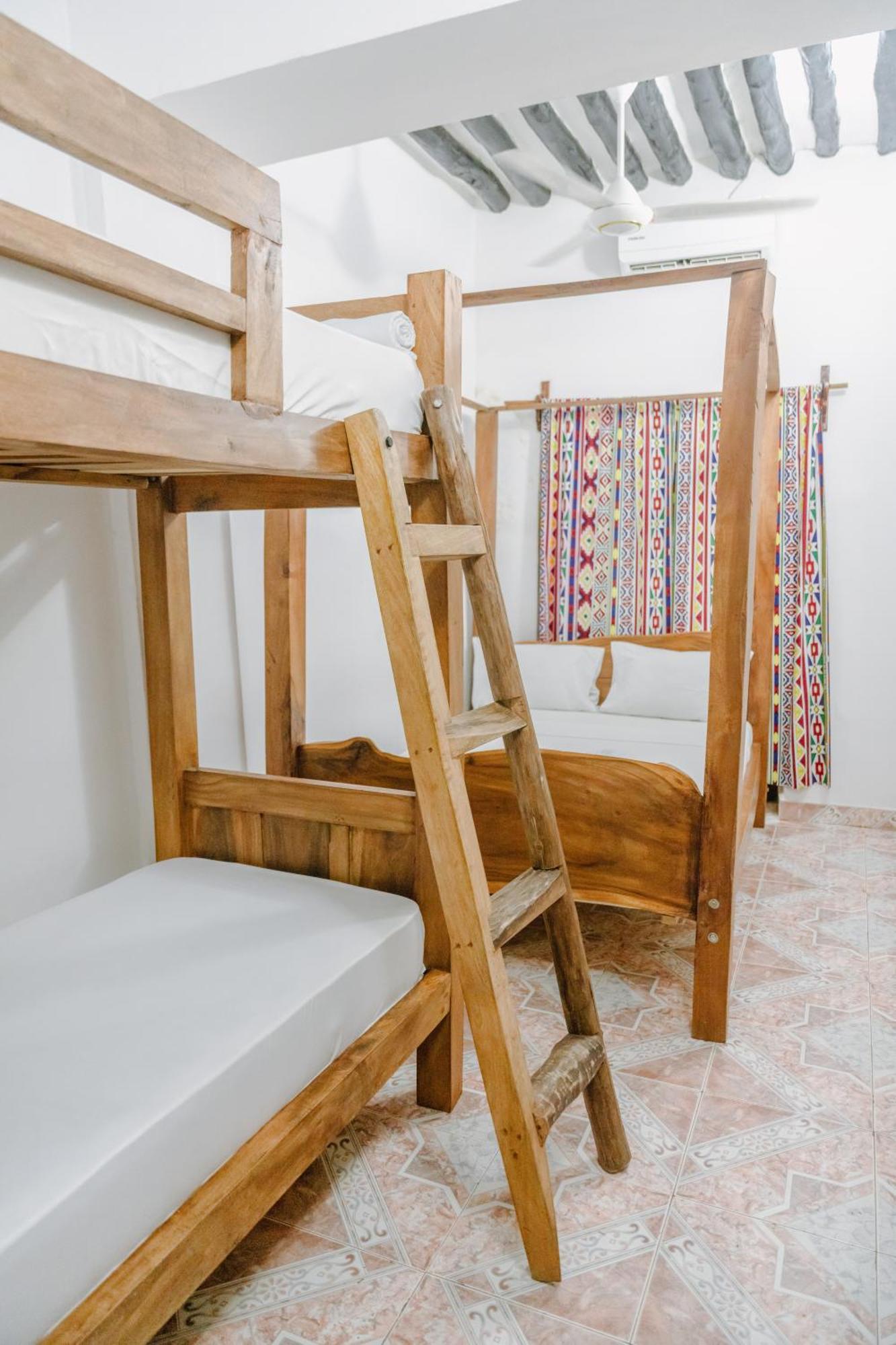 Shoki Shoki Hostel *