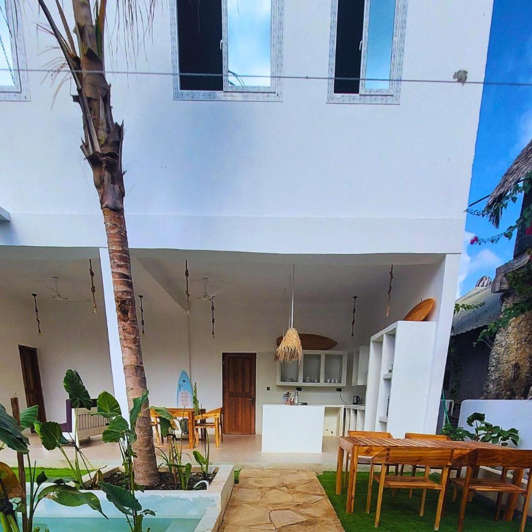 Exquisite Double Storey Luxury Retreat 90m From Zanzibar Ideal Prime Location Tv Wifi Aircon And Private Pool Villa