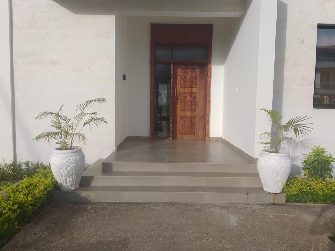 Uptown Ocean Front Villa Fumba
