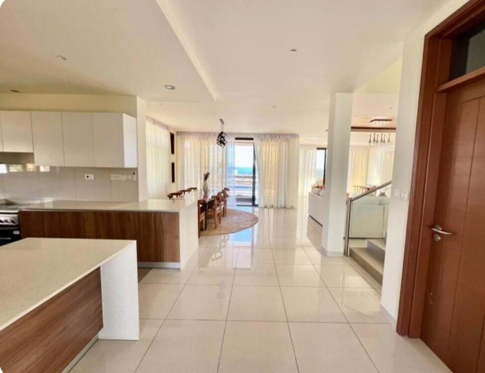 Villa Uptown Ocean Front *