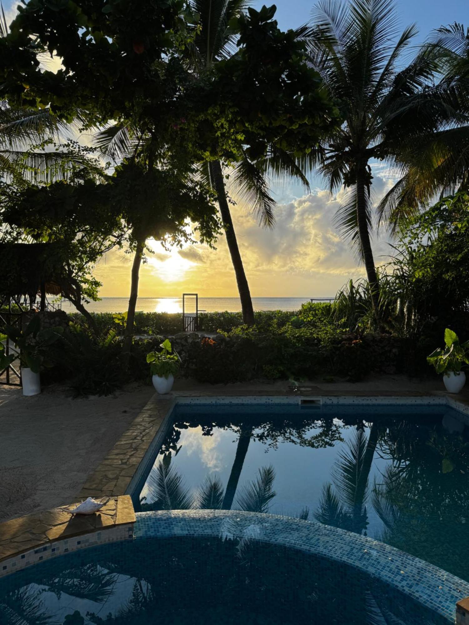 Villa Kipara - On The Beach - Private Pool & Jacuzzi Villa Pwani Mchangani