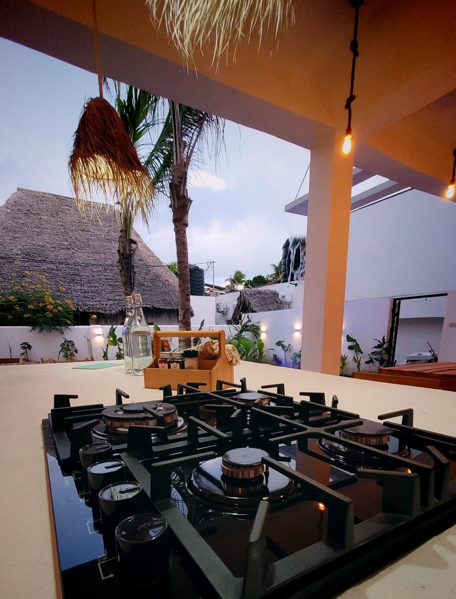 Exquisite Double Storey Luxury Retreat 90m From Zanzibar Ideal Prime Location Tv Wifi Aircon And Private Pool *