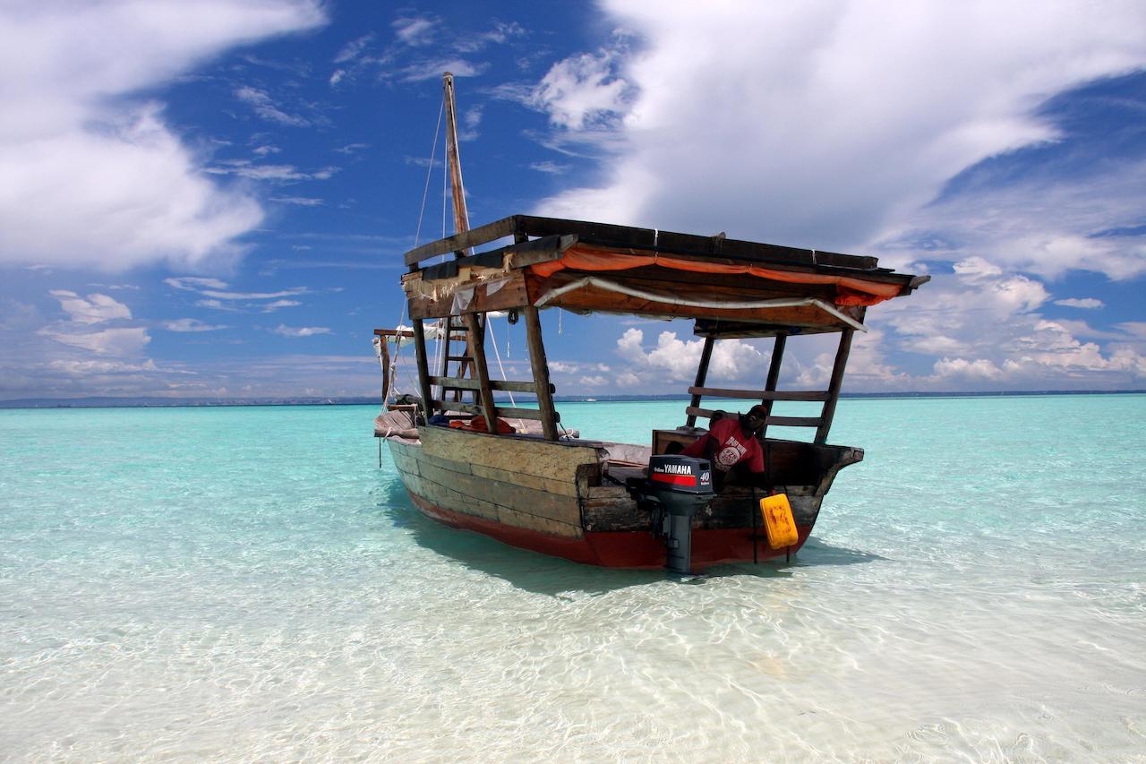 Resort Chapwani Private Island Grave Island