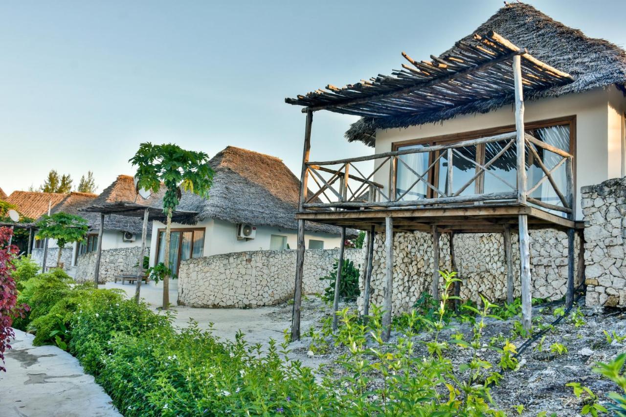 Zanbluu Lodge *