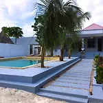 Uhuru House And Restaurant