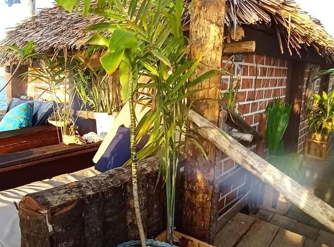 Dreamer\'S Island Floating Bungalows