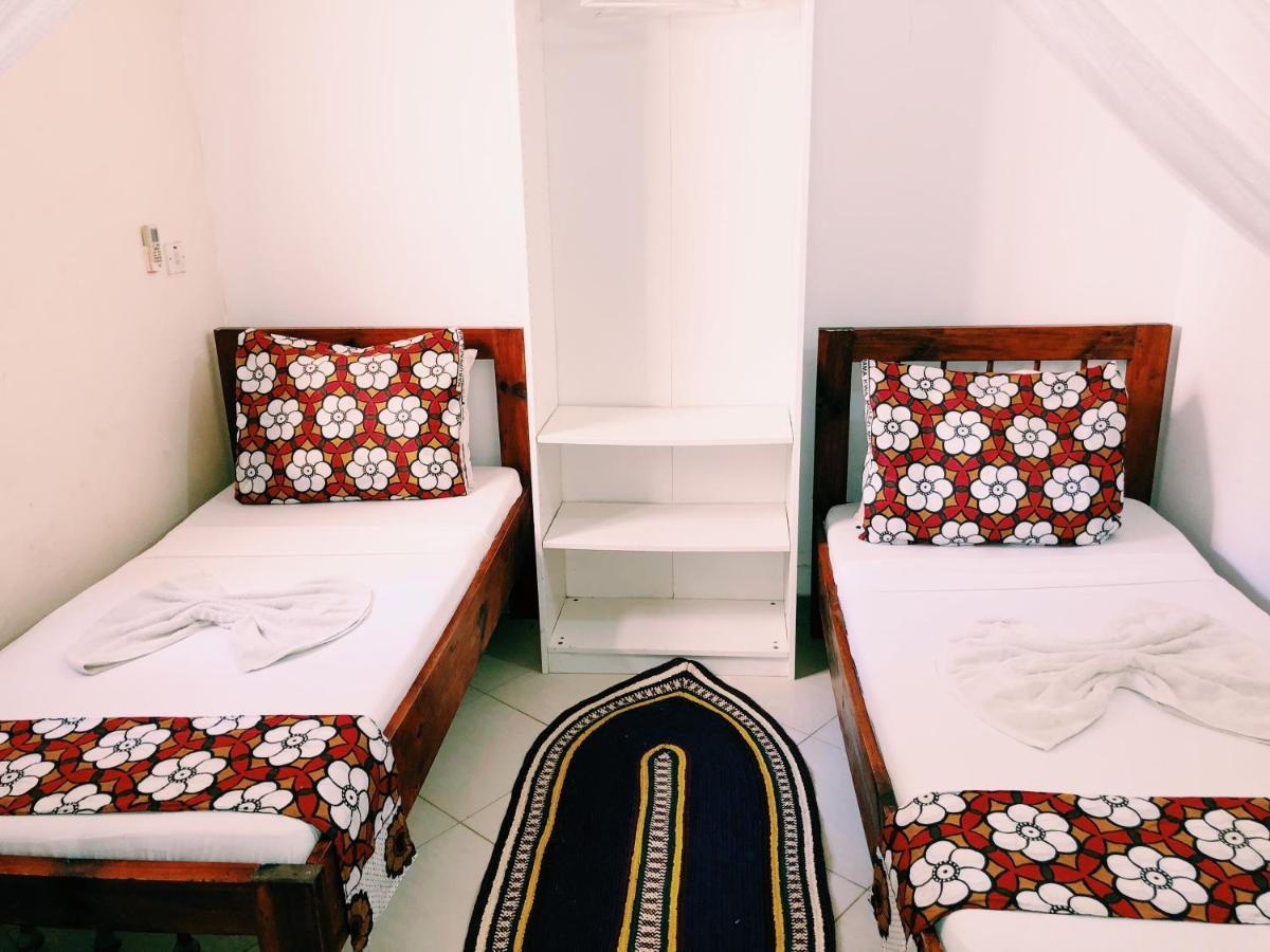 Bed & Breakfast Kelele Square *