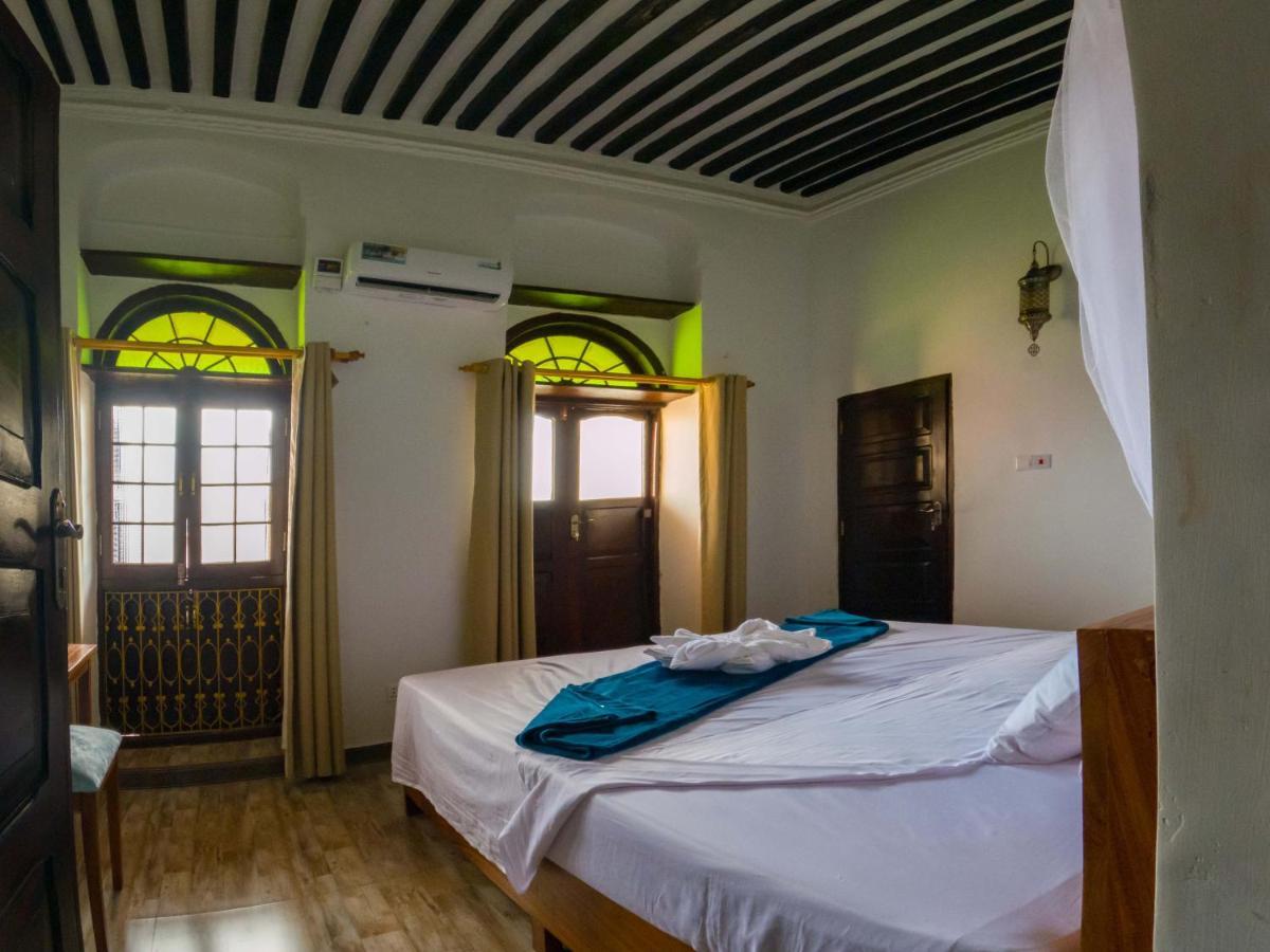 Aurelia * Zanzibar
