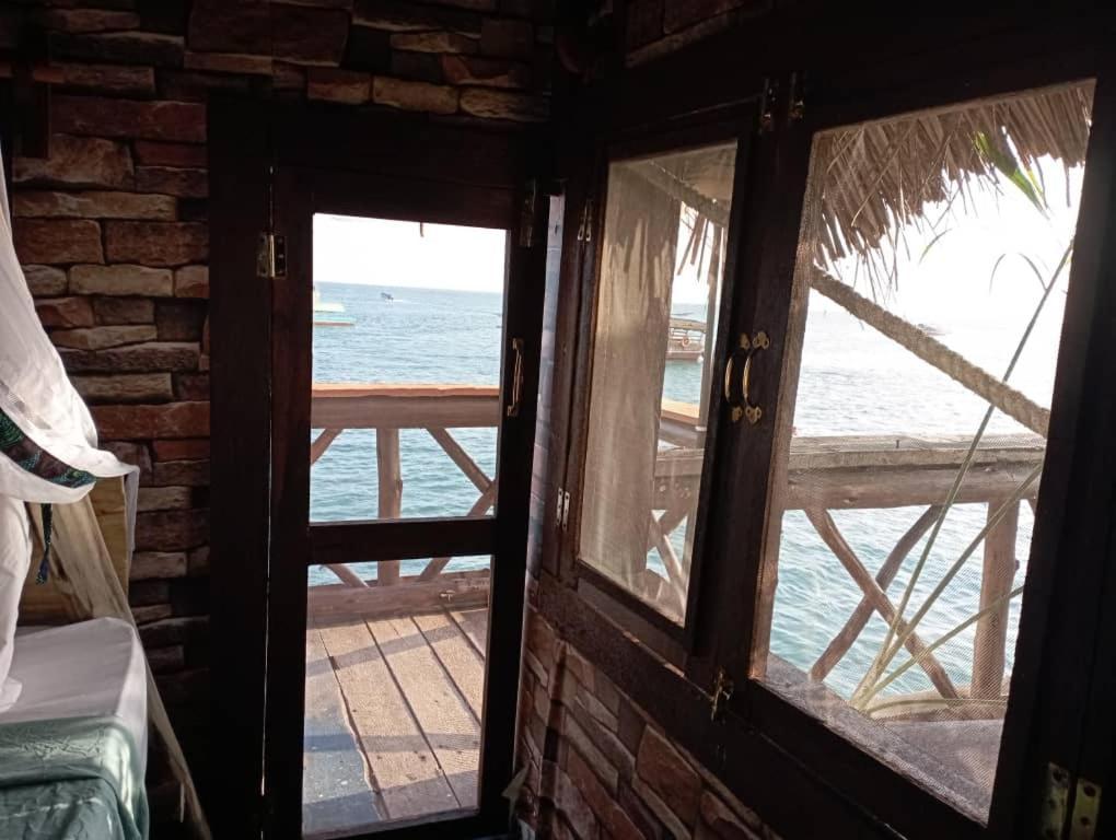 Botel Dreamer's Island Floating Bungalows