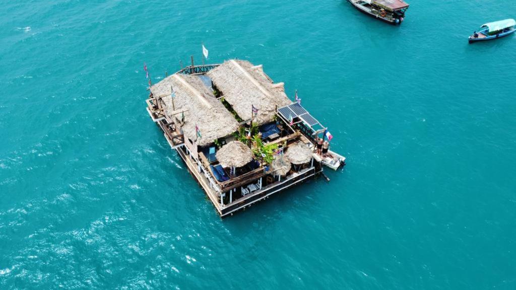 Dreamer's Island Floating Bungalows Botel