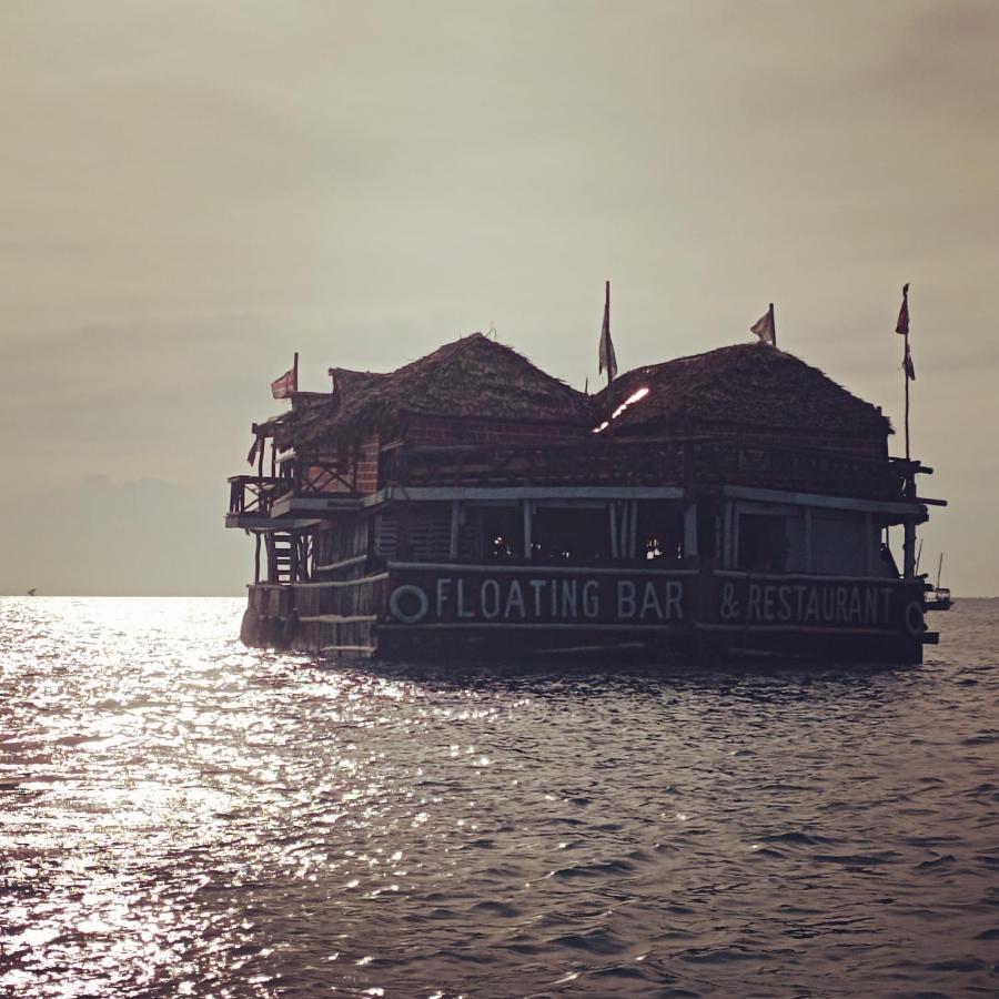Dreamer's Island Floating Bungalows Botel