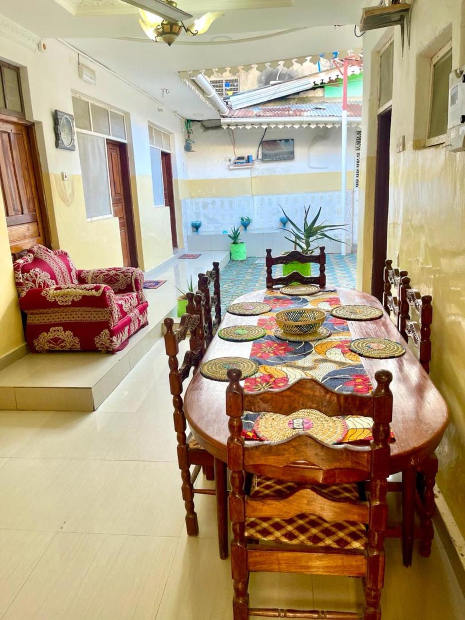 Mystic Manor Stonetown Bed & Breakfast *