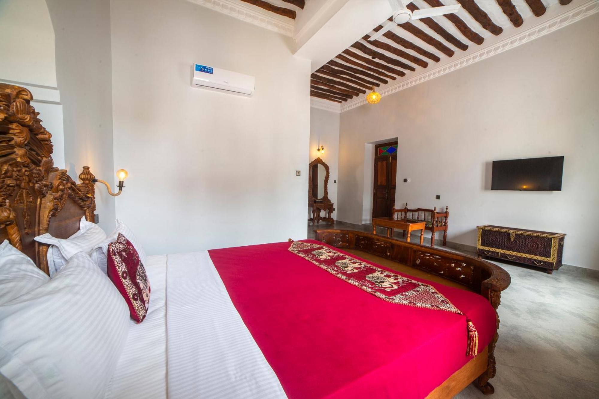 Tembo House Hotel 4*
