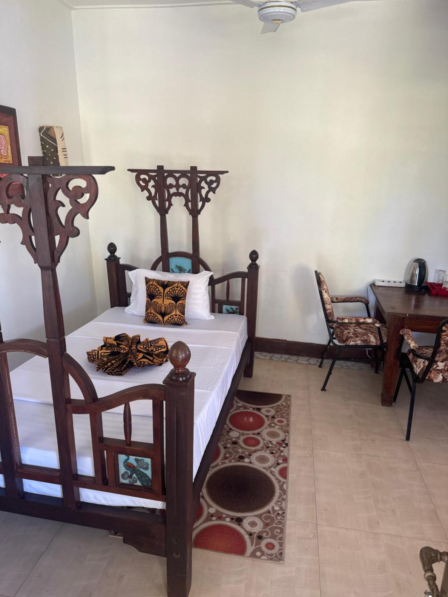 Zanzinite Resort *
