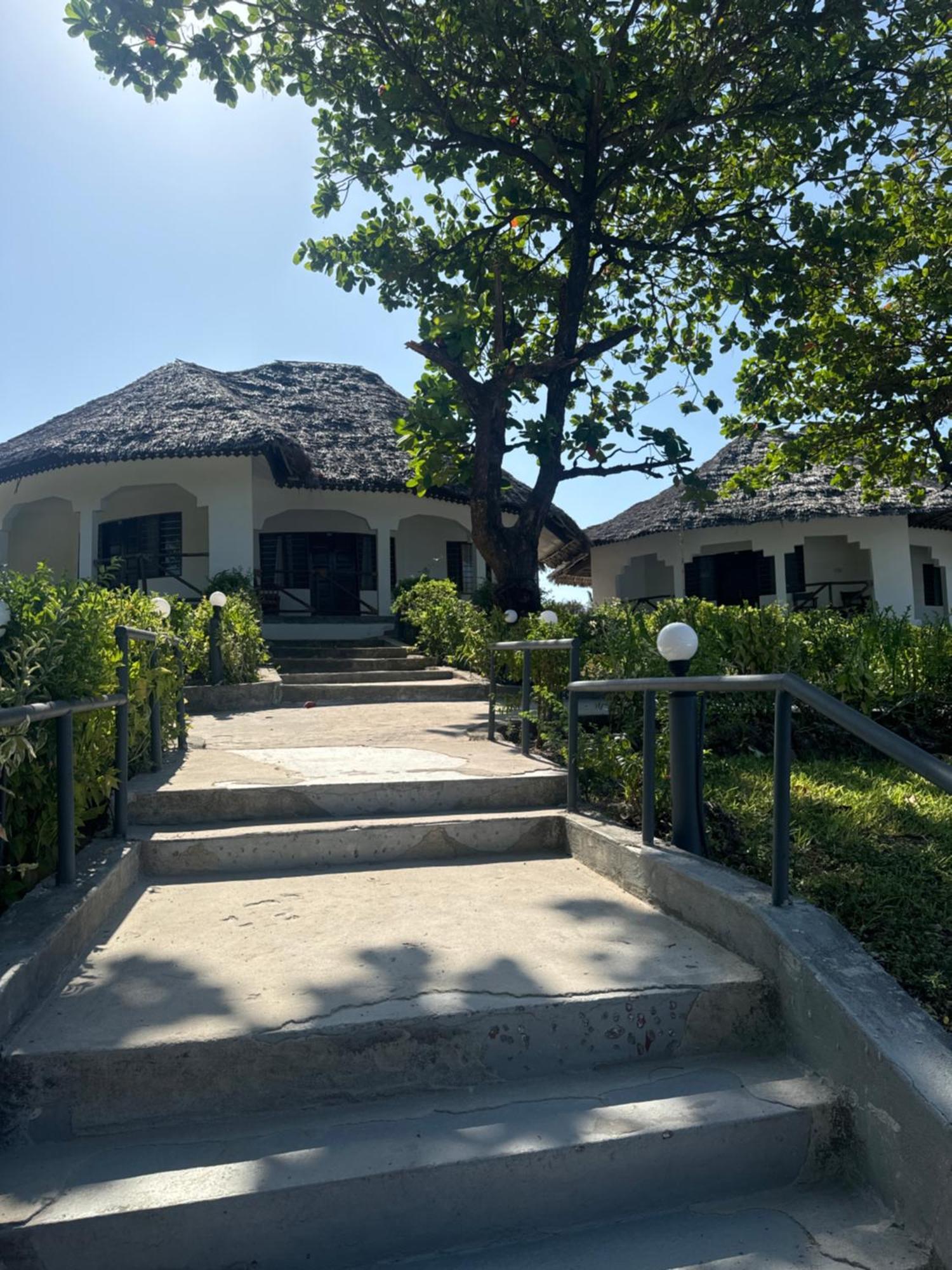 Zanzinite Resort