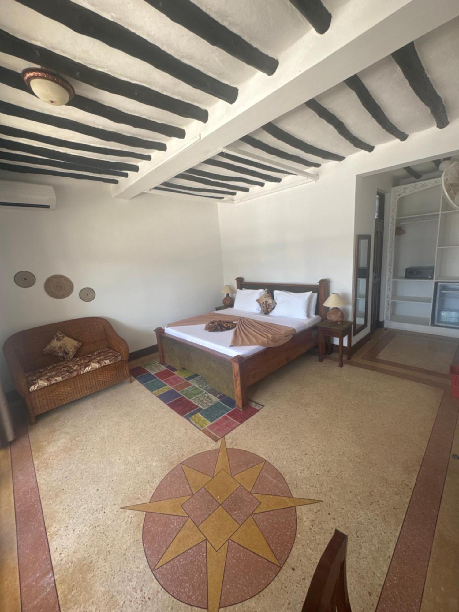 Zanzinite Resort *