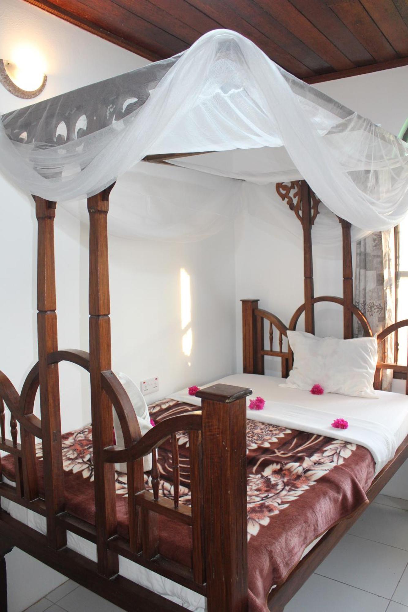 Garden Lodge *