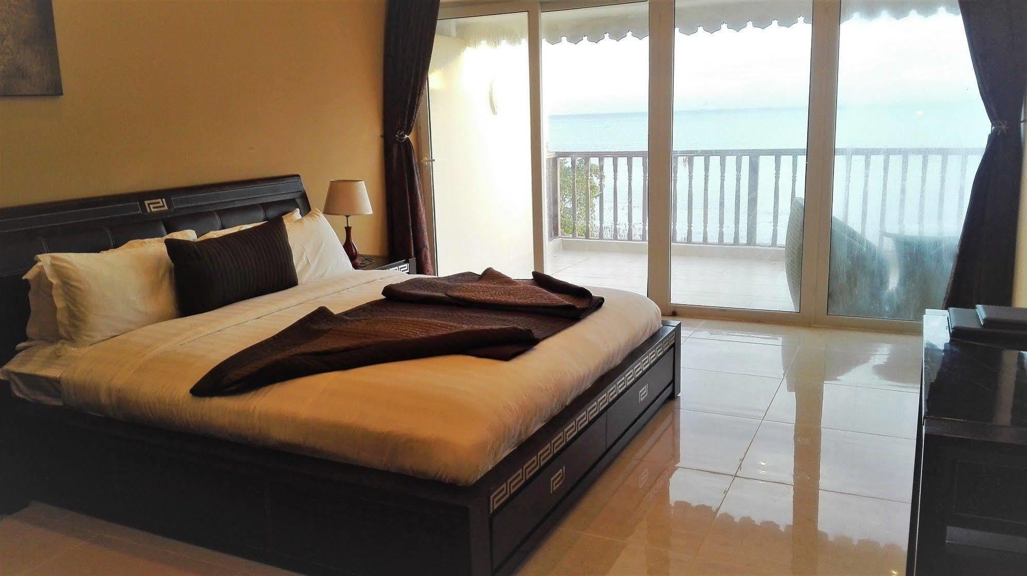 Hotel The Island 3*