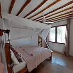 Moyo Top Floor Apartment