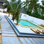 Uhuru House And Restaurant