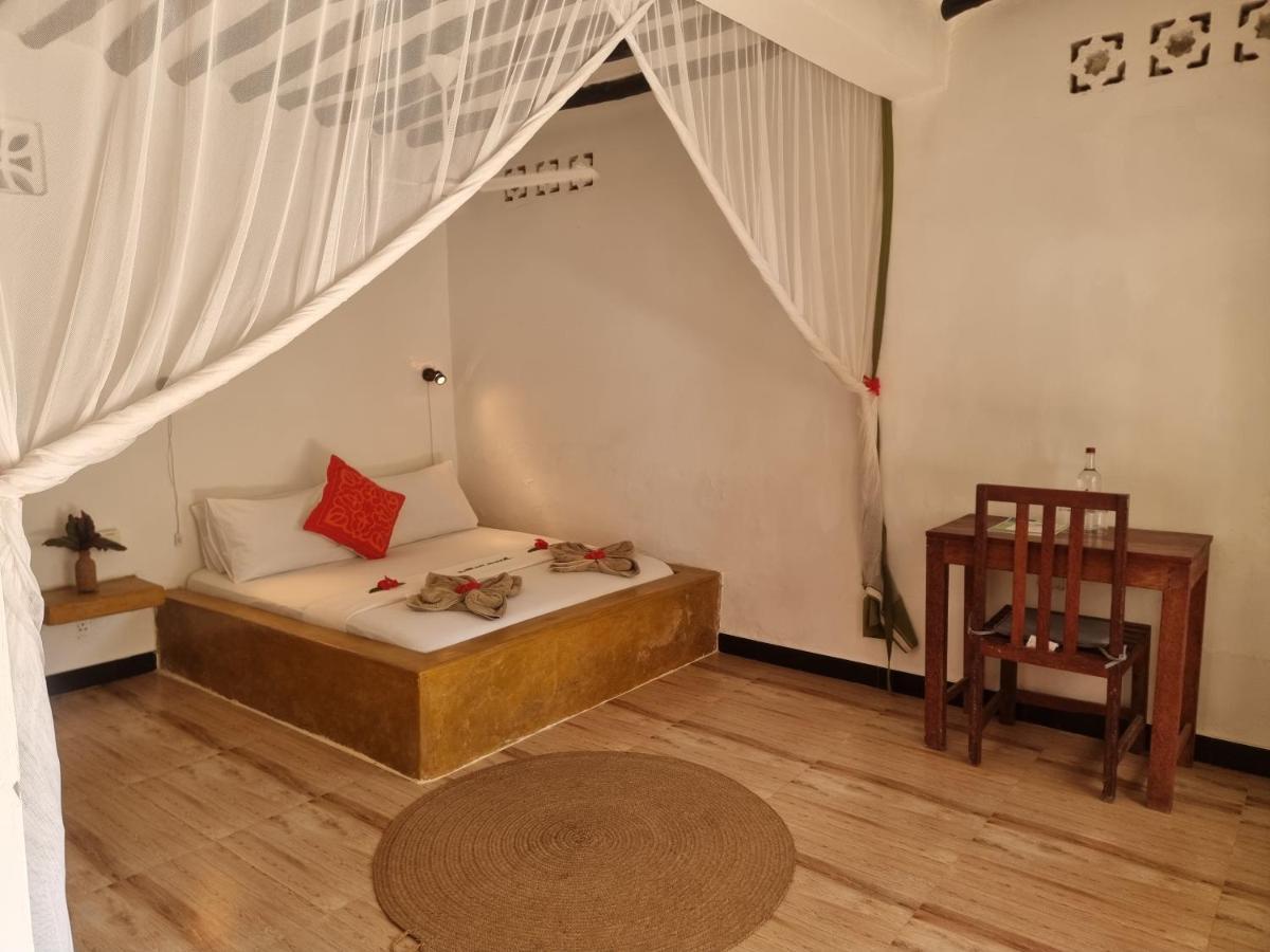 Lodge Red Monkey