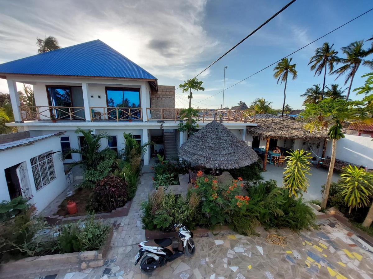 Karibu House *