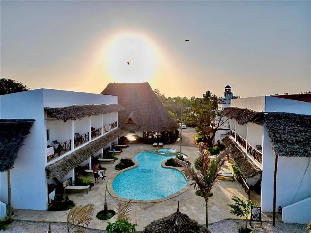 Kibanda And Club Lodge