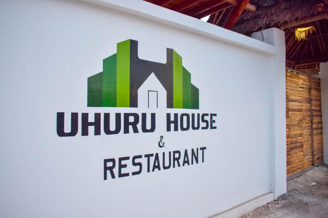 Uhuru House And Restaurant *