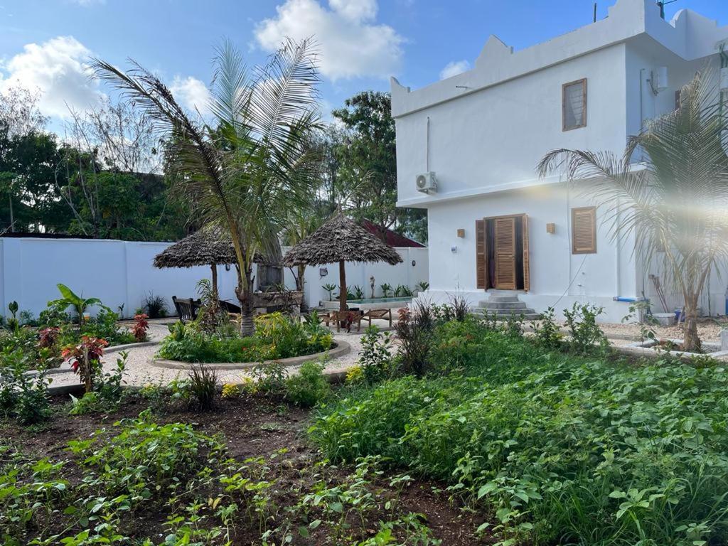 Lala Salama Guest house *