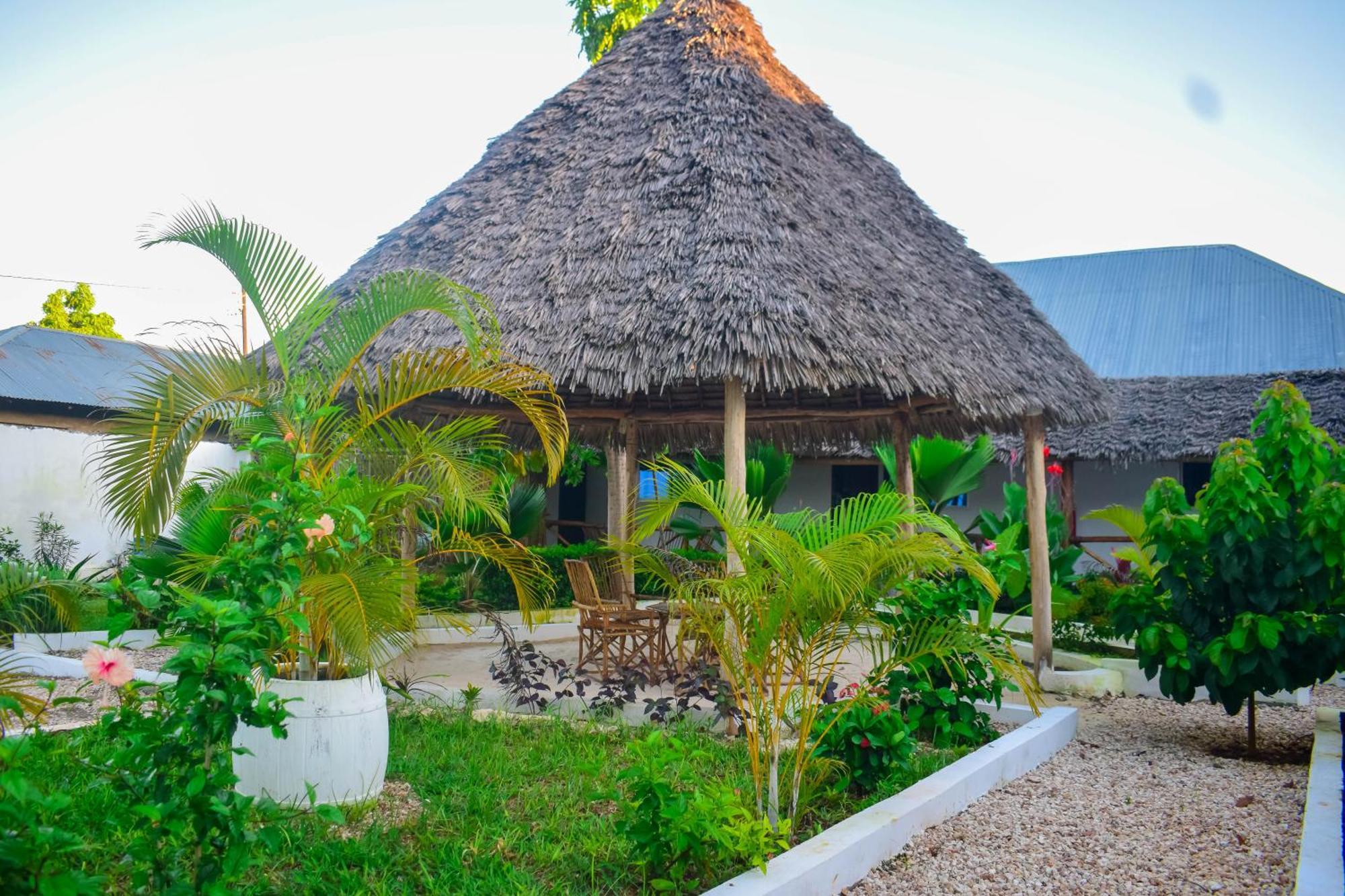 Uhuru House And Restaurant Apartment *