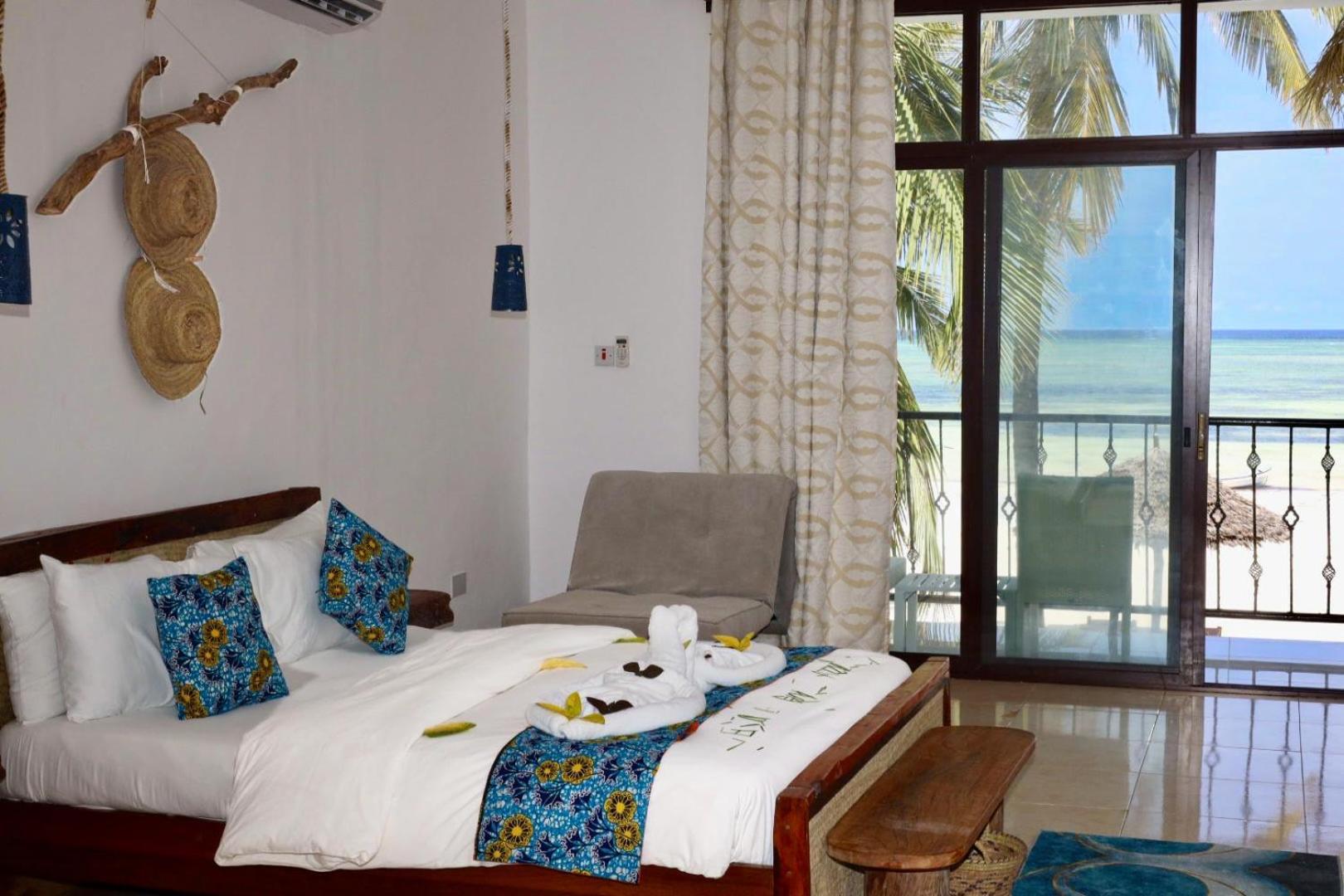 Bianco Azzurro & Restaurant Hotel 2*
