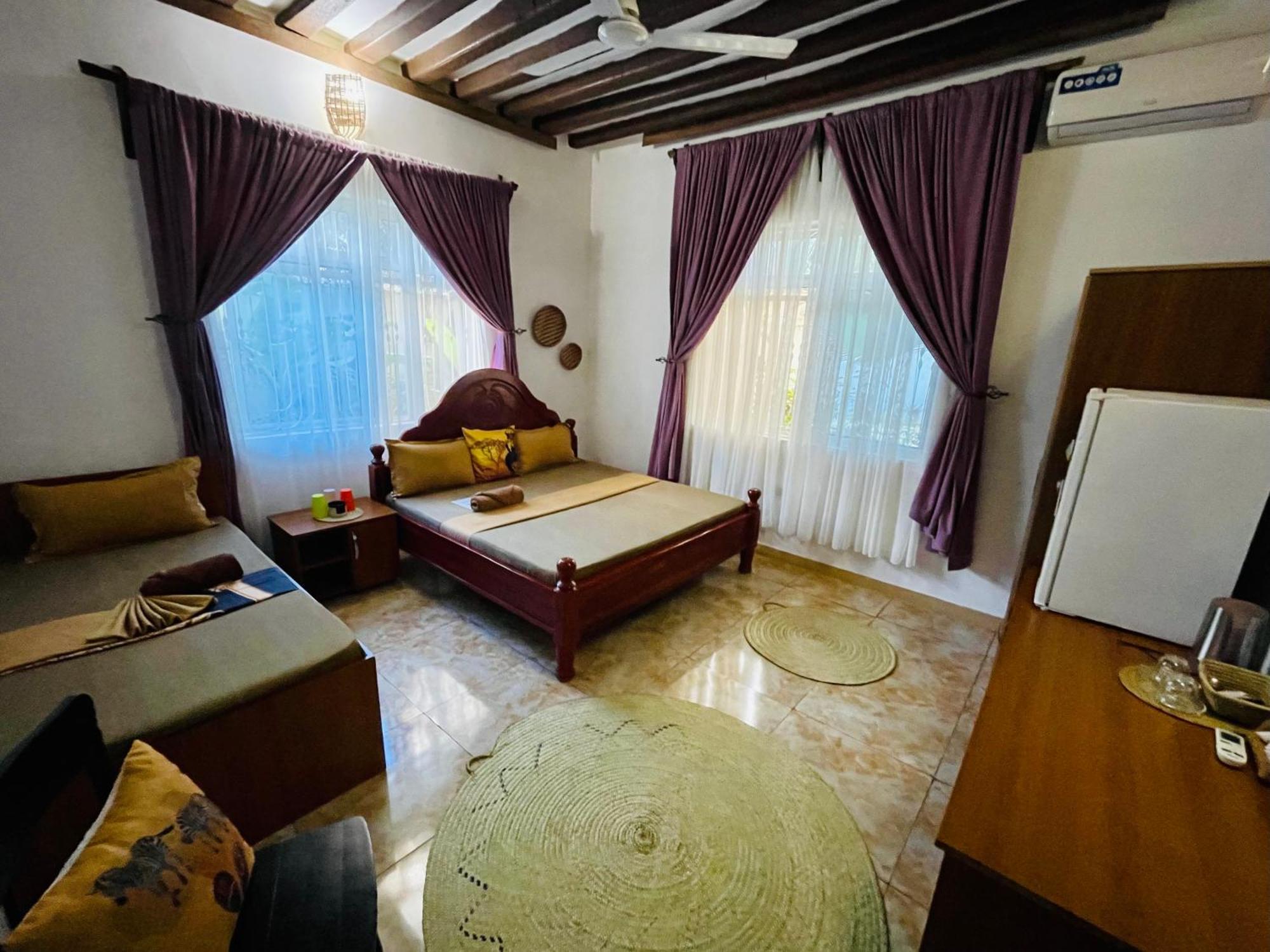 Max Hotel *