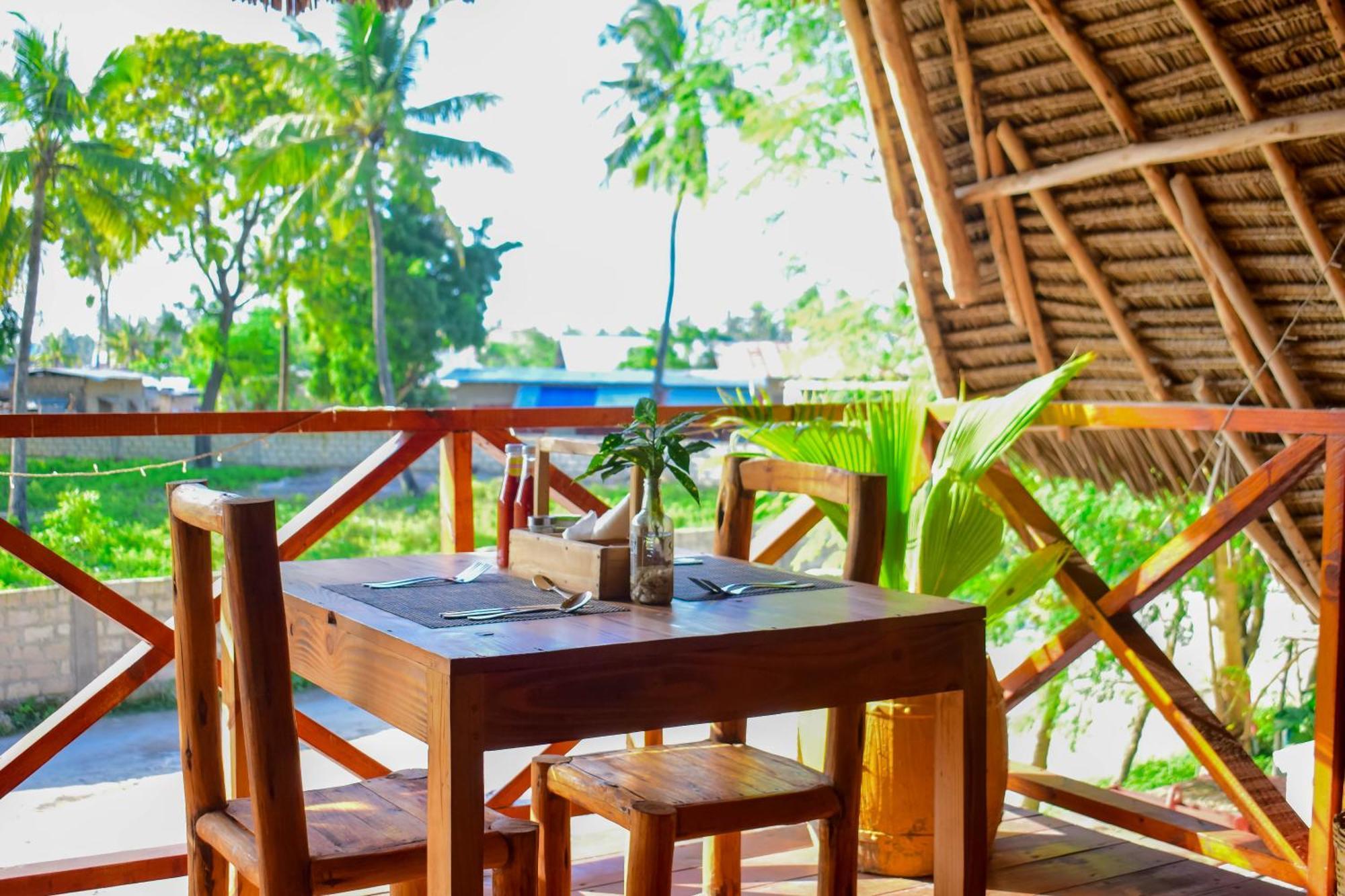 Uhuru House And Restaurant Nungwi